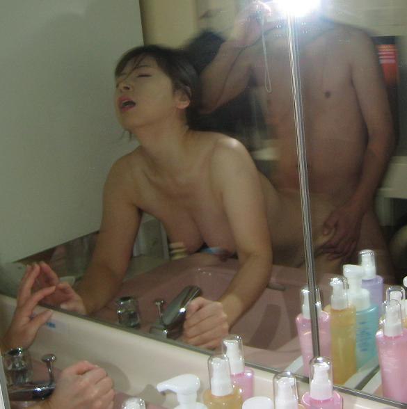 鏡越しに写真を撮ってハメ撮りを楽しむ素人カップルたちｗｗｗ